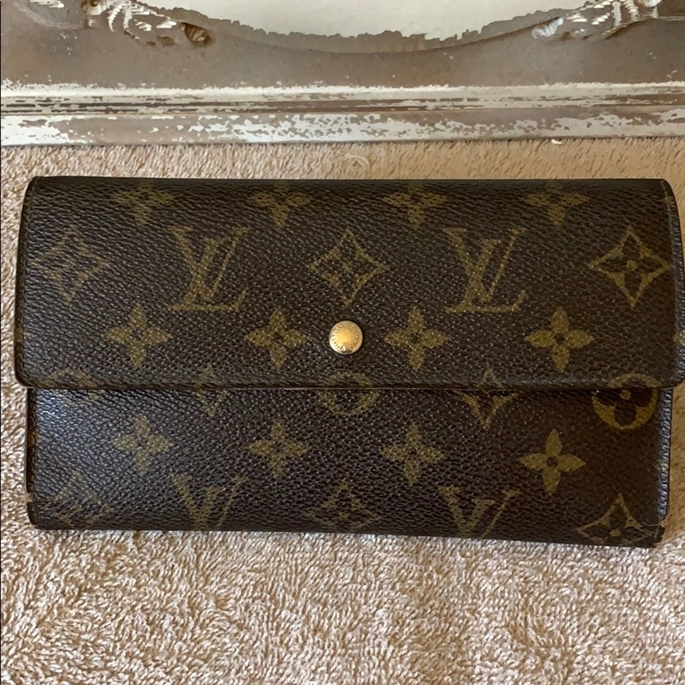 Authentic Louis Vuitton Monogram Sarah Wallet